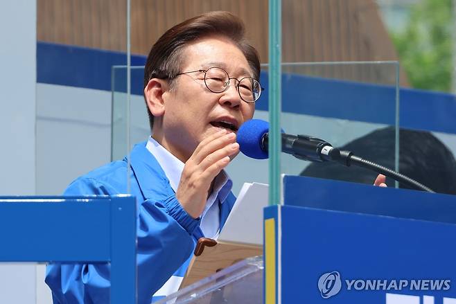 인천시민들에게 지지 호소하는 이재명 후보 (인천=연합뉴스) 김주성 기자 = 더불어민주당 이재명 대선 후보가 21일 인천광역시 남동구 구월 로데오광장에서 열린 유세에서 시민들에게 지지를 호소하고 있다. 2025.5.21 utzza@yna.co.kr