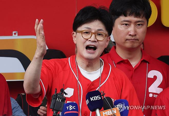 대구 서문시장 찾은 한동훈 (대구=연합뉴스) 윤관식 기자 = 한동훈 전 국민의힘 대표가 21일 대구 중구 서문시장을 찾아 김문수 대선 후보 지원 유세를 하고 있다. 2025.5.21 psik@yna.co.kr