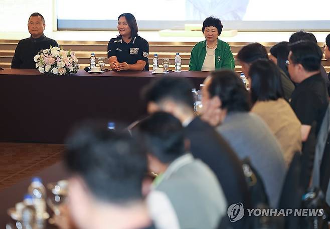 기자간담회 참석한 유해란 (서울=연합뉴스) 김성민 기자 = 미국여자프로골프(LPGA) 투어 신설 대회인 블랙 데저트 챔피언십에서 우승을 거둔 유해란(가운데)이 21일 서울 영등포구 CCMM빌딩에서 열린 기자간담회에 참석해 있다. 2025.5.21 ksm7976@yna.co.kr