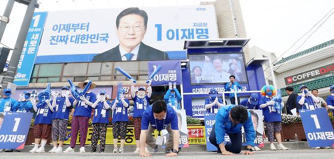 ▲ 더불어민주당 박찬대(인천 연수 갑) 원내대표 겸 상임총괄선거대책위원장이 지난 21일 경북 문경 점촌터미널 앞 유세에서 신발을 벗고 유권자들에게 지지를 호소하며 큰절하고 있다. /양진수기자 photosmith@incheonilbo.com