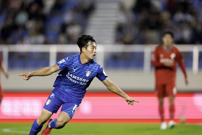 K리그2 2025 12라운드 부산 아이파크와 원정경기서 수원 삼성의 4번째 골을 터트린 이건희가 세리머니 하는 모습. 사진=한국프로축구연맹