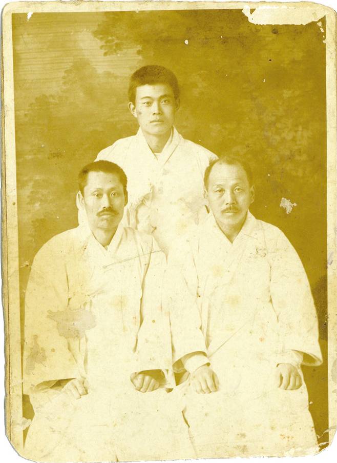 '송산 3.1운동'의 독립운동가 홍면옥(맨 오른쪽). 사진=화성시독립운동기념관