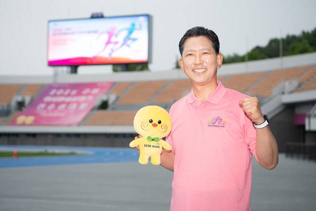 김장호 구미시장이 지난 20일 구미시민운동장을 찾아 2025 구미아시아육상경기선수권대회 성공개최를 다짐하고 있다. 구미시 제공