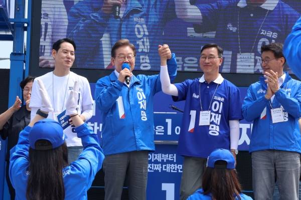 이재명 더불어민주당 대통령 후보가 22일 제주에서 집중 유세를 펼쳤다. 왼쪽부터 김한규 국회의원, 이 후보, 위성곤 국회의원, 문대림 국회의원. 이 후보는 "제주도에 국회의원 세 분이 계시는데 선거기간이 너무 짧아서 서귀포를 가지 못해 미안하다"며 위성곤 의원의 손을 잡으며 격려의 박수를 부탁했다. 고봉수 기자