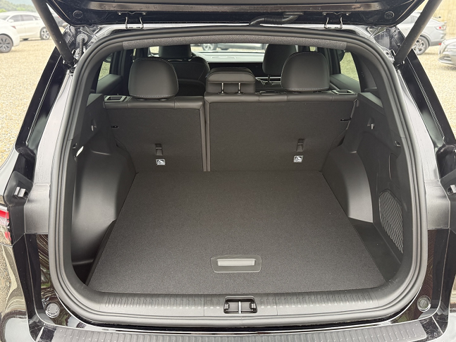 트렁크에도 블랙 색상이 적용돼 있다./사진=백유진 기자 byj@