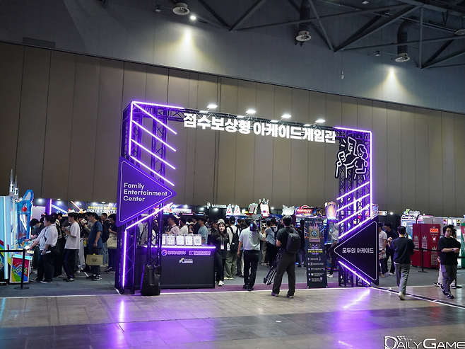 최신 아케이드게임을 즐길 수 있는 공간 역시 팬들의 발길이 꾸준히 이어졌다.
