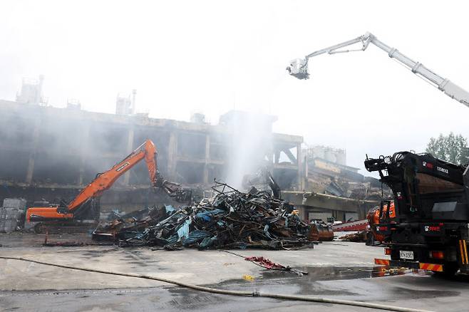 20일 오후 광주 광산구 금호타이어 광주공장에서 불이 난 건물을 철거하기 위한 준비 작업이 이뤄지고 있다. 소방당국은 화재 발생 사흘만에 완전진화를 선언하고 건물 철거 등 마무리 작업에 돌입했다.(사진=연합뉴스)