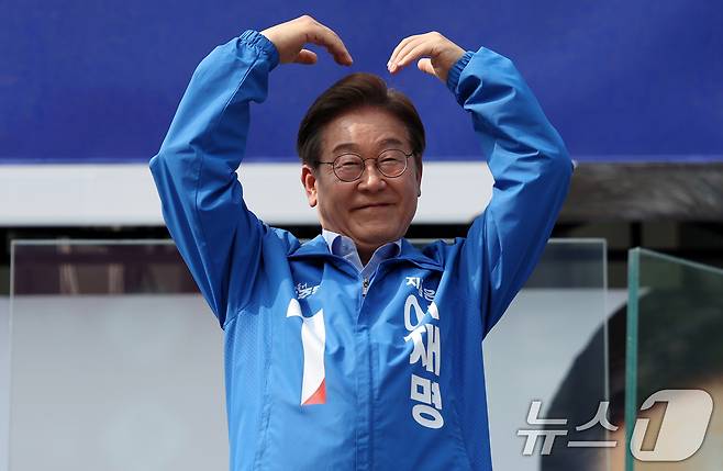 이재명 더불어민주당 대통령 후보가 사흘째 수도권 표심잡기에 나선 21일 오후 인천 부평역 광장을 찾아 연설을 마친 뒤 시민들에게 하트를 그려보이고 있다. (공동취재) 2025.5.21/뉴스1 ⓒ News1 안은나 기자