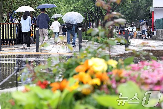전국 곳곳에 비가 내린 16일 오후 서울 종로구 광화문네거리에서 우산을 쓴 시민들이 퇴근길 발걸음을 재촉하고 있다. 2025.5.16/뉴스1 ⓒ News1 민경석 기자