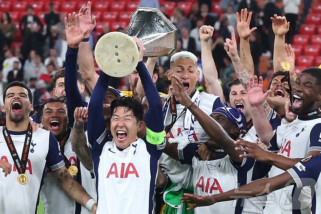 토트넘 손흥민이 22일(한국시간) 스페인 빌바오 산 마메스 경기장에서 열린 2024-25 유럽축구연맹(UEFA) 유로파리그(UEL) 결승전 맨체스터 유나이티드와 경기에서 1대0 승리 후 우승 트로피를 들어올리고 있다. 2025.5.22 ⓒ AFP=뉴스1