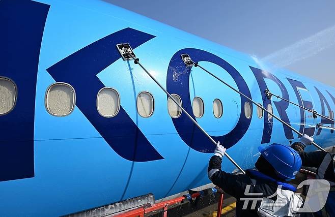 24일 오전 인천 중구 인천국제공항 대한항공 격납고에서 직원들이 봄을 맞아 항공기 동체를 세척하고 있다. 이날 세척한 항공기는 보잉 777-300ER 기종으로 대한항공의 새 도장이 적용된 기체다. (공동취재) 2025.4.24/뉴스1 ⓒ News1 장수영 기자