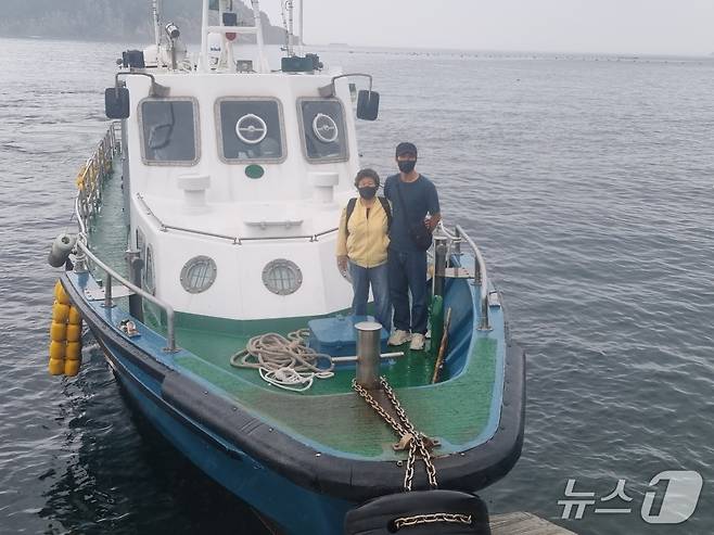 통영 욕지도~초도 신규 항로 운항선에 탑승하고 있는 초도 주민들.(통영시 제공. 재판매 및 DB금지)