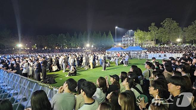 21일 전북대학교 대운동장에 설치된 학부생 전용 구역인 '전대인존'에서 학생들이 대동제 연예인 무대를 관람하고 있다.
