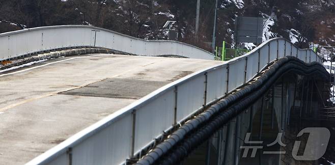 뱀처럼 휜 옛 청풍대교ⓒ News1 손도언 기자