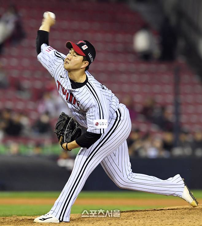 LG 트윈스 유영찬이 9일 잠실구장에서 열린 2024 KBO리그 SSG전 9회초 등판해 힘차게 공을 던지고 있다. 유영찬은 1이닝을 무실점으로 막아내며 시즌 8세이브를 기록했다. 잠실 | 박진업 기자 upandup@sportsseoul.com