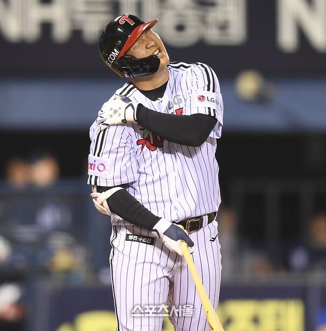 LG 문보경이 23일 서울 잠실구장에서 열린 2025 KBO리그 NC와 경기 5회말 무사2,3루 상대 투수 로건의 투구에 맞은 후 고통스러워하고 있다. 잠실 | 최승섭기자 thunder@sportsseoul.com