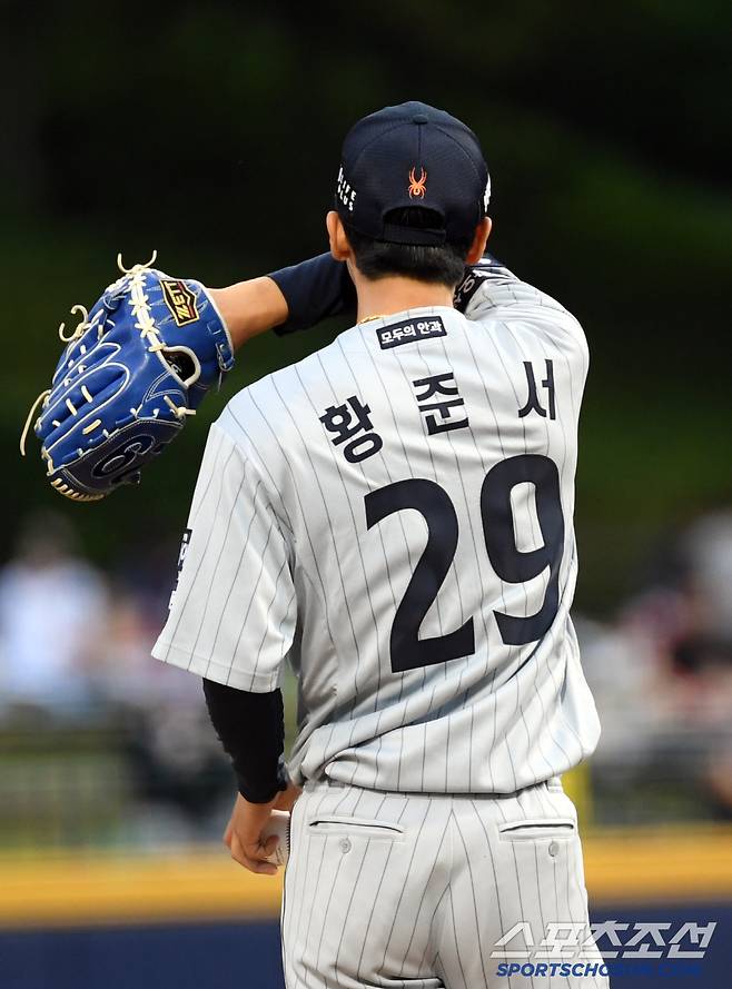 334일 만에 1군 마운드에 올랐던 황준서.