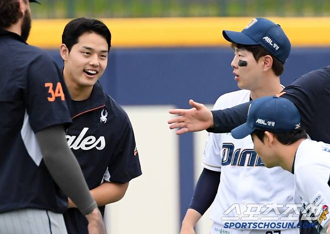 전날 맞대결에서 침묵한 NC 박건우가 한화 문동주에게 장난을 쳤다.