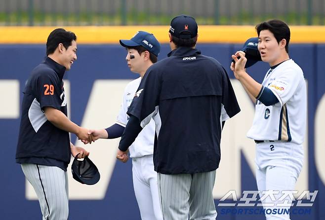 동주야 형도 좀 먹고살자