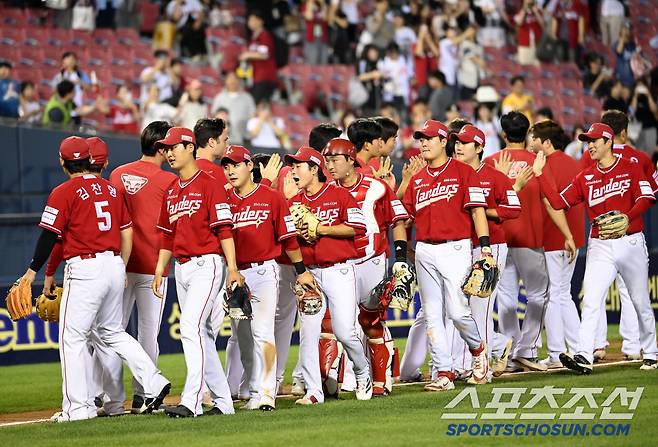 21일 잠실야구장에서 열린 SSG와 두산의 경기, SSG가 9대1로 승리하며 4연승을 달렸다. 승리의 기쁨을 누는 SSG 선수들의 모습. 잠실=허상욱 기자wook@sportschosun.com/2025.05.21/