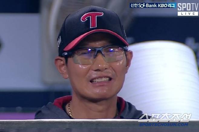 LG 김영우가 20일 롯데전서 레이예스와 승부 중 11구 슬라이더가 파울이 되자 이를 보던 염경엽 감독이 아쉬운 미소를 짓고 있다. 스포티비 중계화면 캡쳐
