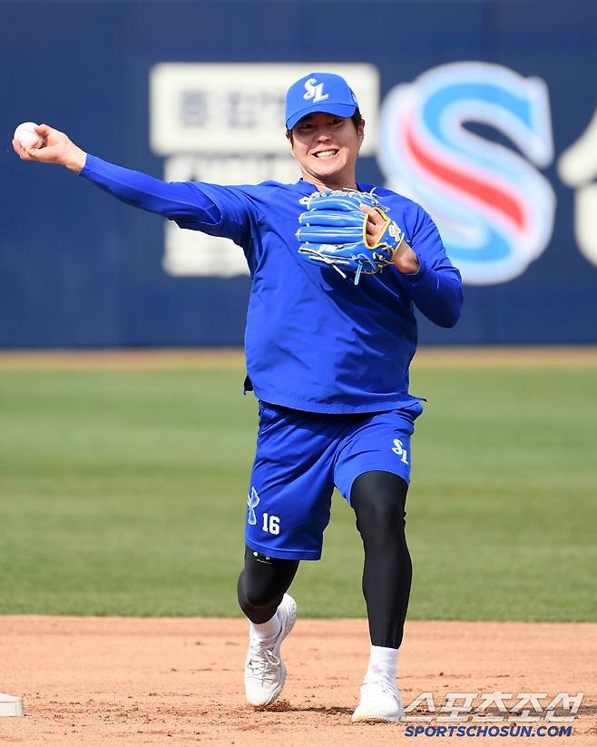 4일 대구 삼성라이온즈파크에서 열린 삼성 라이온즈와 한화 이글스의 경기. 삼성 류지혁이 수비 훈련을 하고 있다. 대구=박재만 기자 pjm@sportschosun.com/2025.04.04/