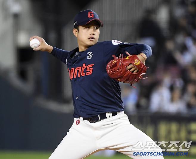 25일 서울 잠실구장에서 열린 롯데-두산전. 8회말 김강현이 투구하고 있다. 잠실=정재근 기자 cjg@sportschosun.com/2025.4.25/
