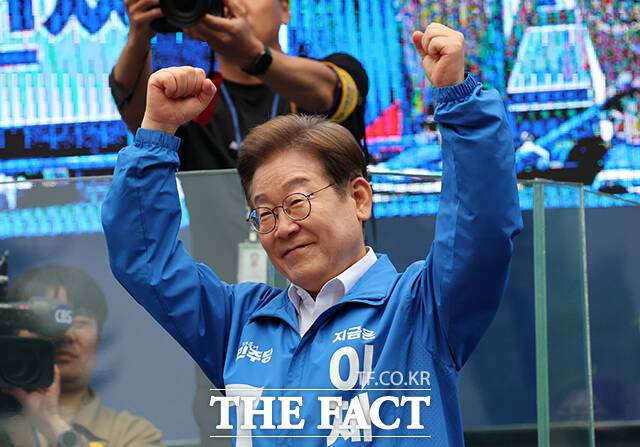 이재명 더불어민주당 대선후보가 22일 제주와 경남 양산에서 열린 유세에서 노무현·문재인 두 전직 대통령을 연이어 언급하며 '민주정부 계승자' 이미지를 부각시켰다. /배정한 기자