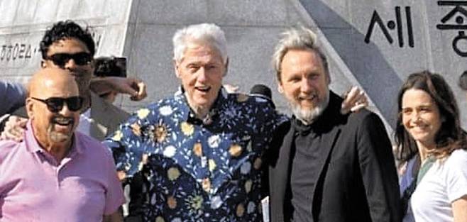 지난 20일 인터넷 커뮤티니에는 최근 비공개로 방한한 빌 클린턴 전 미국 대통령을 목격했다는 사진과 글이 올라왔다. 사진은 클린턴(앞줄 왼쪽에서 둘째) 전 대통령이 서울 광화문광장 세종대왕 동상 앞에서 포즈를 취하고 있는 모습. /인터넷 커뮤니티