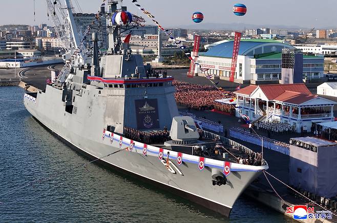 지난 4월 25일 남포조선소에서 북한 김정은 국무위원장이 참석한 가운데 열린 5,000t급 신형다목적구축함 '최현호' 진수식 모습./조선중앙통신 연합뉴스