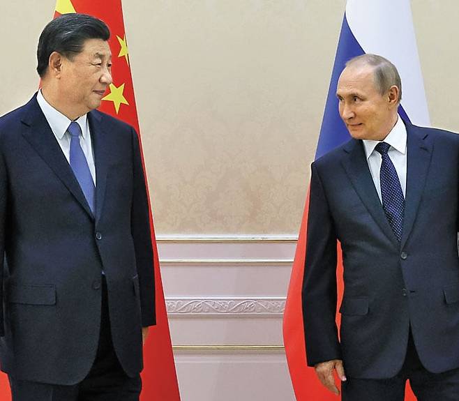 푸틴 "미국이 대만 도발" 시진핑 "강대국끼리 손잡자"- 15일(현지 시각) 시진핑(왼쪽) 중국 국가주석과 블라디미르 푸틴 러시아 대통령이 우즈베키스탄 사마르칸트에서 열린 상하이협력기구(SCO) 정상회의에 참석해 기념사진을 촬영하고 있다. 대미 공동 전선을 강화하고 있는 두 정상은 “러시아와 협력하겠다”(시 주석), “대만 문제와 관련, 미국 등의 도발을 규탄한다”(푸틴 대통령)며 연대를 다짐했다. 이들의 대면 회담은 지난 2월 말 러시아의 우크라이나 침공 이후 처음이다. /타스 연합뉴스