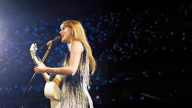 지난해 11월 캐나다 온타리오주 토론토의 로저스 센터에서 미국 팝가수 테일러 스위프트가 '에라스 투어' 공연을 하고 있다. 스위프트의 공연은 라이브네이션의 티켓마스터를 통해 판매됐고, 이로 인해 북미 지역 공연 가격이 크게 올랐다는 지적을 받았다./사진=게티이미지코리아