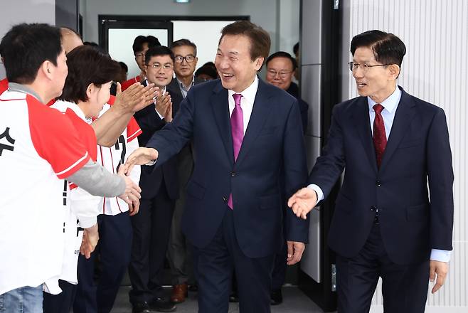 손학규 전 바른미래당 대표가 22일 오전 서울 여의도 국민의힘 중앙당사에서 김문수 대통령 후보와 입장하고 있다. /뉴스1