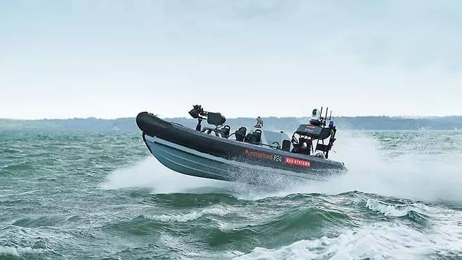 BAE시스템스의 무인화 키트가 오만의 선박 회사 UES의 P38 고무보트에 탑재돼 사람이 없이 해양에서 정찰 임무를 수행하고 있다. / BAE시스템스 제공