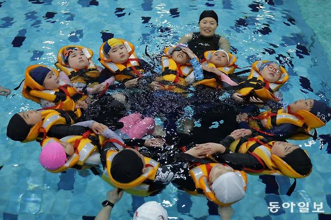 21일 경기 안산시 단원구 경기해양안전체험관에서 초등학생들이 바다에 표류했을 때 실시하는 구조 대형을 실습하고 있다. 안산=박형기 기자 oneshot@donga.com