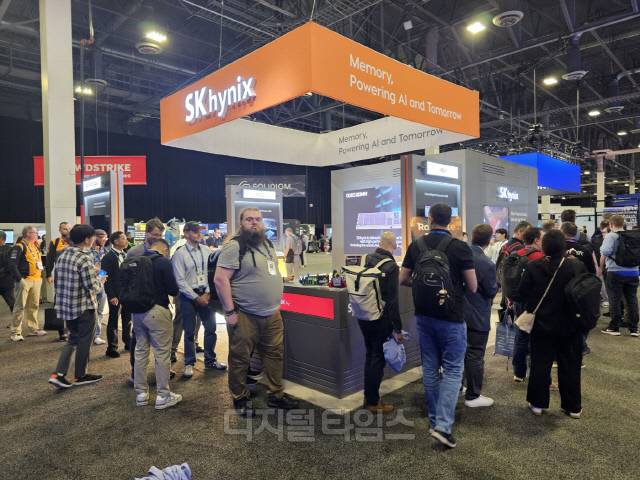 미국 라스베이거스에서 열린 '델 테크놀로지스 월드 2025' 현장에 설치된 SK하이닉스 부스에서 관람객들이 21일(현지시간) 관심을 보이고 있다. 김영욱 기자