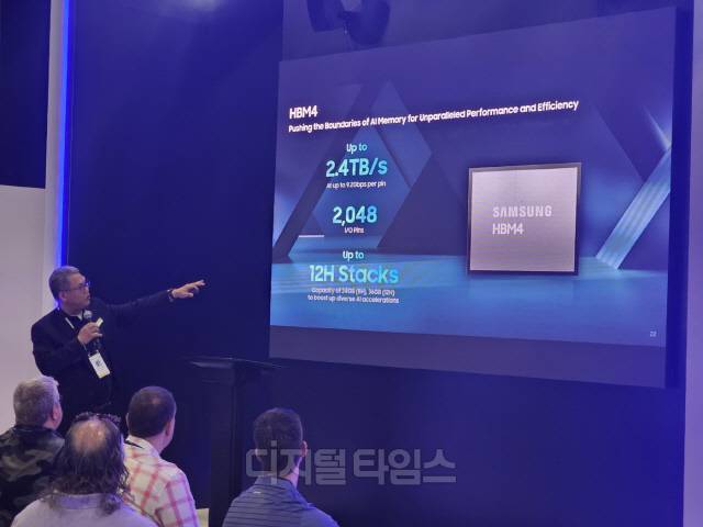 삼성전자 관계자가 21일(현지시간) 미국 라스베이거스에서 열린 '델테크놀로지스월드 2025'에서 HBM4 성능을 소개하고 있다. 김영욱 기자
