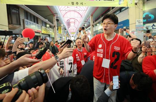 한동훈 국민의힘 전 대표가 22일 청주 육거리시장을 찾아 김문수 대선후보의 지원 유세를 하고 있다.<연합뉴스 사진>