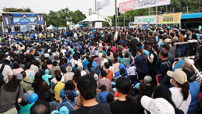 더불어민주당 이재명 대선 후보가 21일 자신의 지역구인 인천광역시 계양역 앞 유세에서 시민들에게 지지를 호소하고 있다. 사진=서동일 기자