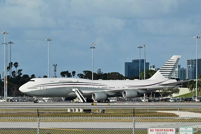 지난 2월 15일 플로리다 팜비치 국제공항 활주로에 주기 중인 카타르 보잉 747 항공기의 모습. 팜비치/AFP 연합뉴스