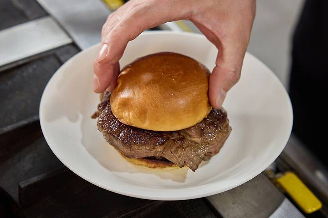 조광효 셰프가 만든 ‘오늘의 버거’. 윤동길 스튜디오 어댑터 실장