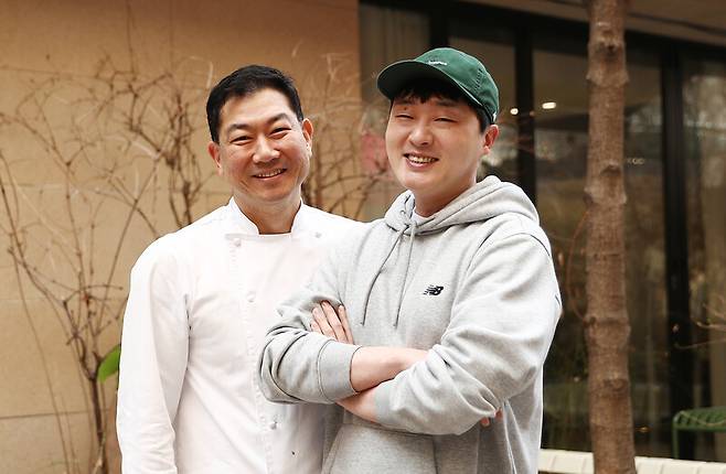 파인다이닝 레스토랑 ‘레스쁘아’를 운영하는 임기학 셰프(왼쪽)와 조광효씨. 박미향 기자