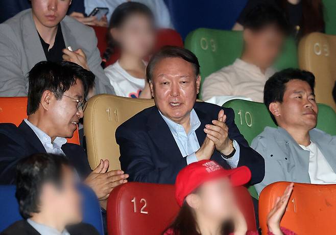 윤석열 전 대통령이 21일 서울 메가박스 동대문에서 영화 ‘부정선거, 신의 작품인가\' 관람을 마친 뒤 박수를 치고 있다. 왼쪽부터 이영돈 PD, 윤 전 대통령, 전한길 전 한국사 강사. 연합뉴스
