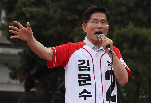 김문수 국민의힘 대통령 후보가 21일 경기도 동두천시 지행역앞 광장에서 지지를 호소하고 있다. 윤운식 선임기자 yws@hani.co.kr