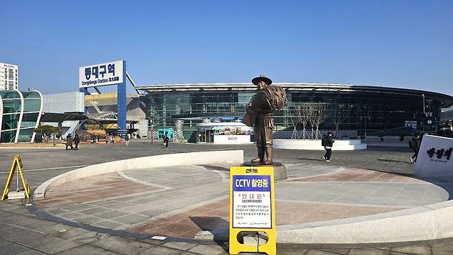 동대구역 광장에 들어선 박정희 동상 모습. 김규현 기자