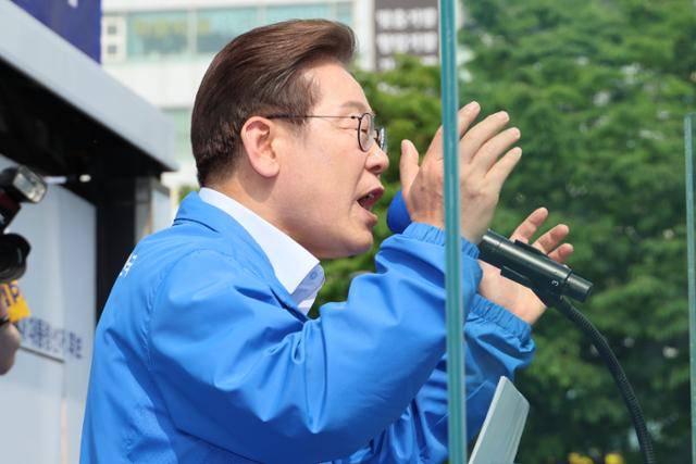 이재명 더불어민주당 대선 후보가 21일 인천 부평역 광장에서 시민들에게 지지를 호소하고 있다. 뉴스1