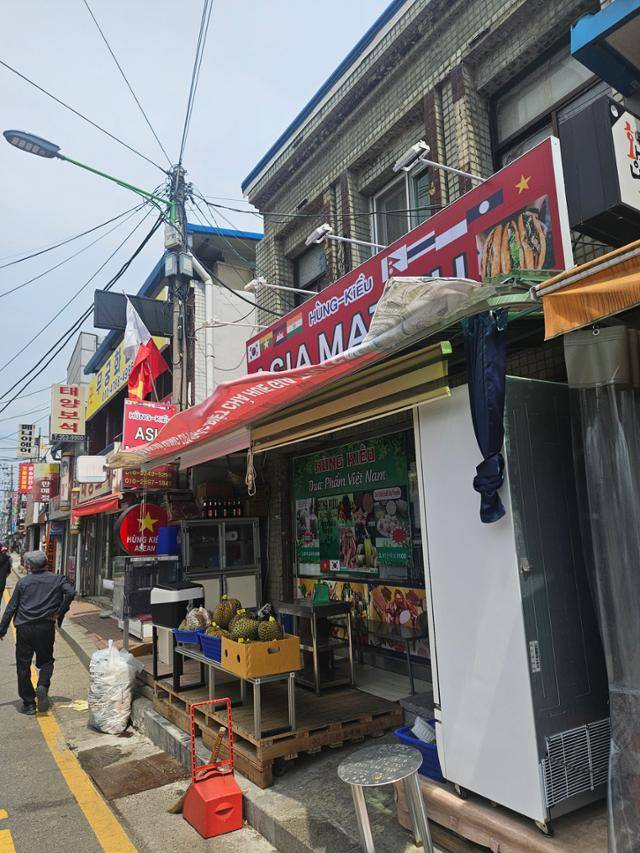 13일 경기 화성시 발안만세시장의 한 가게에서 열대 과일을 팔고 있다. 최현빈 기자