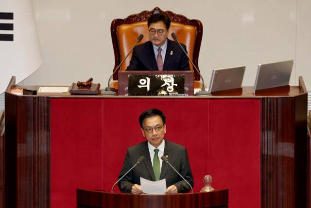 최상목 전 부총리 겸 기획재정부 장관이 1일 국회에서 열린 본회의에서 2025년도 제1회 추가경정예산안이 통과되자 정부측 인사를 하고 있다. 뉴스1