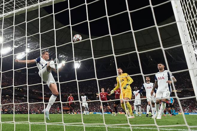 판 더 펜의 UEL 결승전 수비 장면. 사진=AFP 연합뉴스