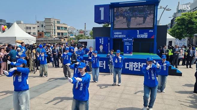 오늘(22일) 오전 제주시 동문로터리에서 진행된 이재명 더불어민주당 대선 후보의 유세 현장 (사진, 오일령 기자)